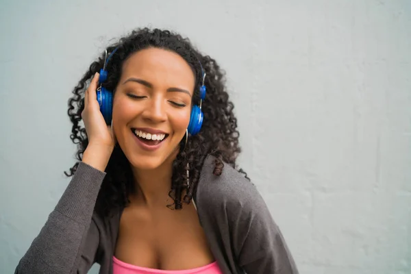 Retrato Jovem Afro Mulher Desfrutando Ouvindo Música Com Fones Ouvido — Fotografia de Stock