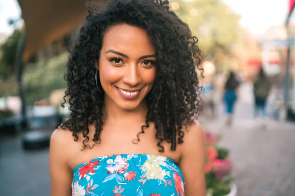 Portret Van Een Mooie Afro Amerikaanse Latijnse Vrouw Die Straat — Stockfoto