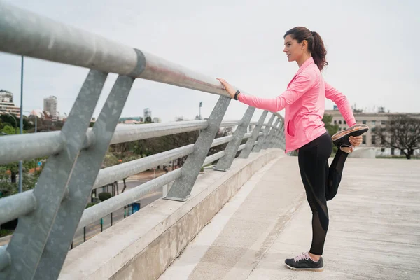 Portret Van Een Atletische Vrouw Die Benen Uitrekt Voordat Buiten — Stockfoto