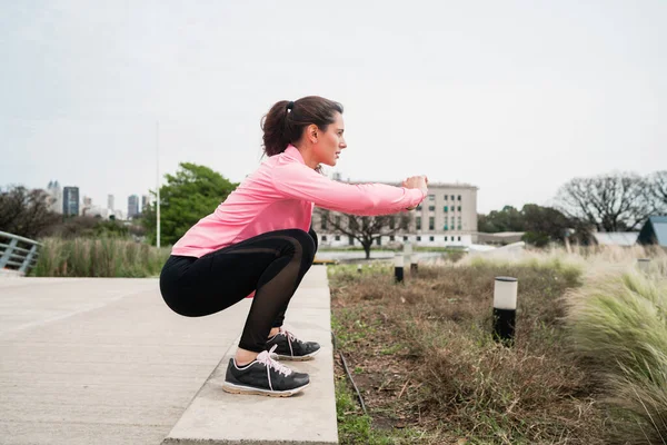 Retrato Una Mujer Atlética Haciendo Ejercicio Parque Aire Libre Concepto — Foto de Stock