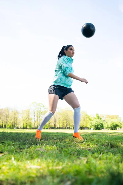 Porträt Einer Jungen Frau Die Fußball Übt Und Tricks Mit — Stockfoto