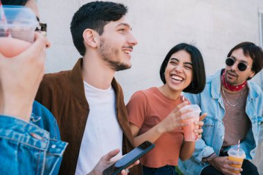 Birlikte eğlenen ve taze meyve suyu içerken eğlenen bir grup arkadaşın portresi. Yaşam tarzı ve arkadaşlık kavramı.