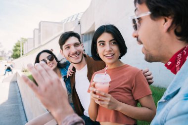 Birlikte eğlenen ve taze meyve suyu içerken eğlenen bir grup arkadaşın portresi. Yaşam tarzı ve arkadaşlık kavramı.