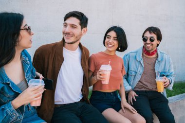 Birlikte eğlenen ve taze meyve suyu içerken eğlenen bir grup arkadaşın portresi. Yaşam tarzı ve arkadaşlık kavramı.