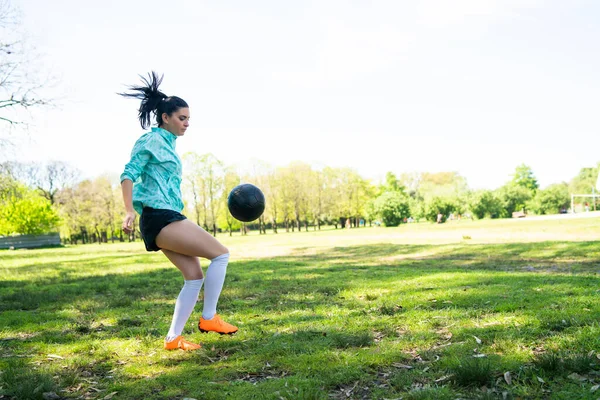 Portret Van Een Jonge Vrouw Die Voetbalvaardigheden Oefent Trucs Doet — Stockfoto