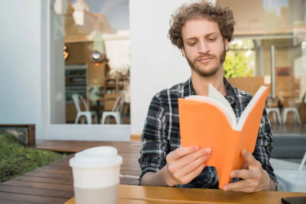 Retrato Del Hombre Caucásico Disfrutando Del Tiempo Libre Leyendo Libro —  Fotos de Stock