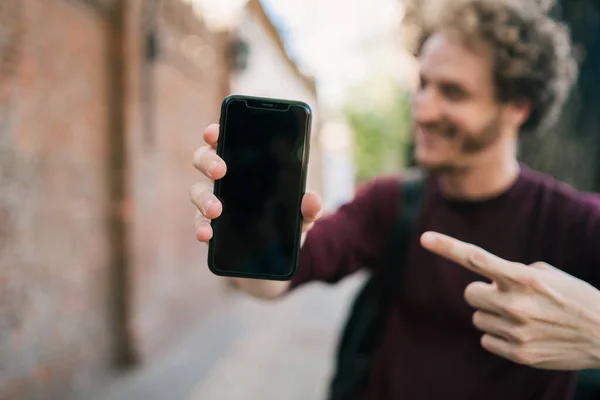 Portrét Mladého Muže Prázdným Displejem Smartphonu Pohledem Upřeným Kamery Propagační — Stock fotografie