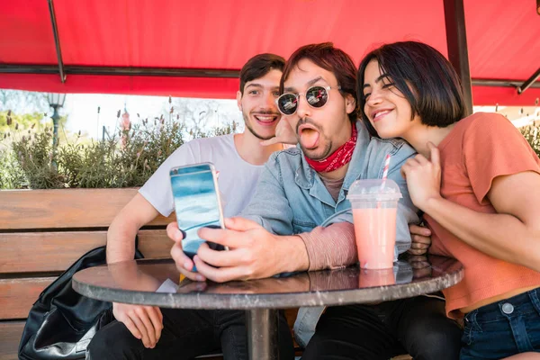 Retrato Tres Amigos Pasando Buen Rato Juntos Tomando Una Selfie — Foto de Stock