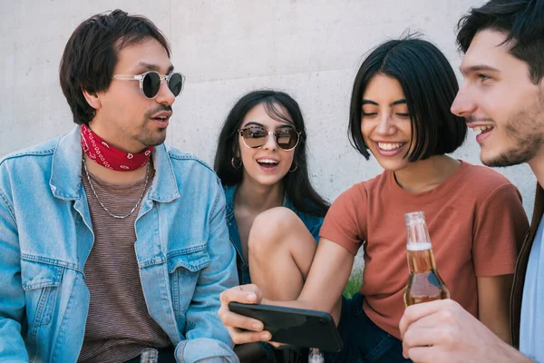 Retrato Grupo Jovem Amigos Que Passam Tempo Juntos Enquanto Assistem — Fotografia de Stock