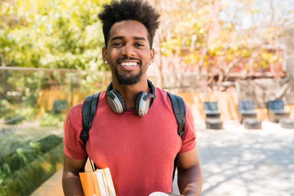 Retrato Joven Estudiante Afro Universitario Sosteniendo Sus Libros Mirando Cámara — Foto de Stock