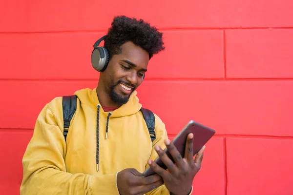 Egy Fiatal Afro Férfi Portréja Aki Digitális Tabletjét Használja Fejhallgatóval — Stock Fotó