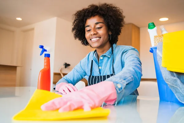 Dekat Dengan Wanita Muda Afro Membersihkan Rumah Baru Konsep Bersih — Stok Foto