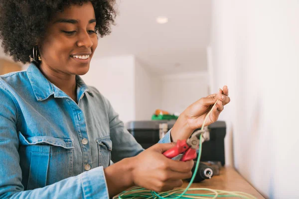 Porträt Einer Jungen Afro Frau Die Neuen Zuhause Stromkabel Repariert — Stockfoto