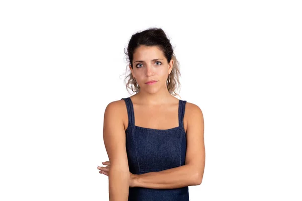 Portrait Jeune Femme Sérieuse Avec Bras Croisés Regardant Caméra Studio — Photo