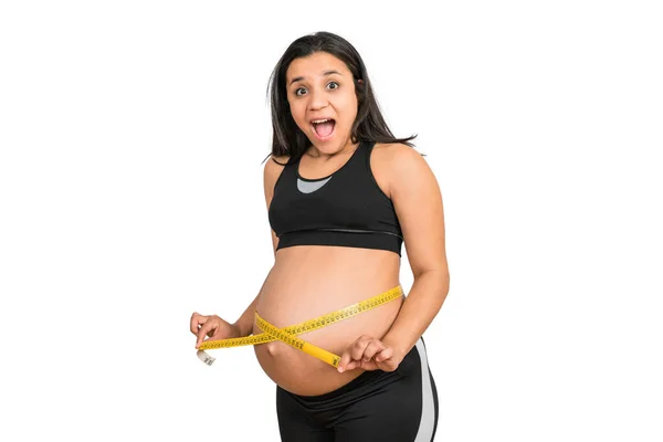 Közelkép Egy Terhes Nőről Aki Mérőszalaggal Ellenőrzi Baba Fejlődését Terhesség — Stock Fotó