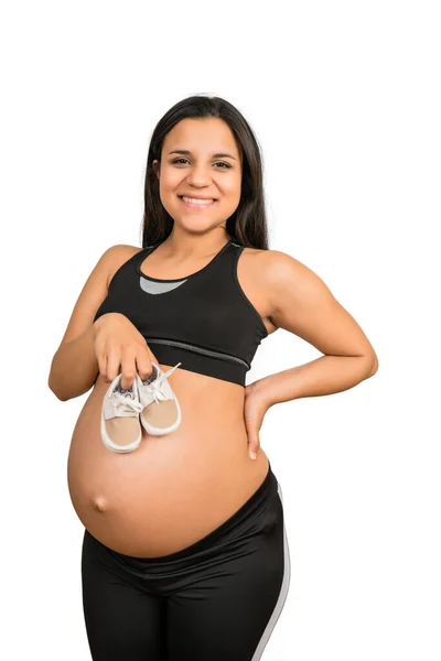 Zbliżenie Ciężarnej Kobiety Trzymającej Dziecięce Buty Brzuchu Ciąża Macierzyństwo Koncepcja — Zdjęcie stockowe
