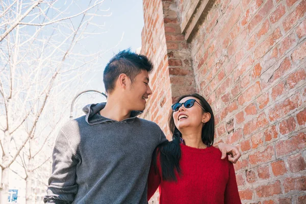 Porträt Eines Jungen Asiatischen Verliebten Paares Das Durch Die Stadt — Stockfoto