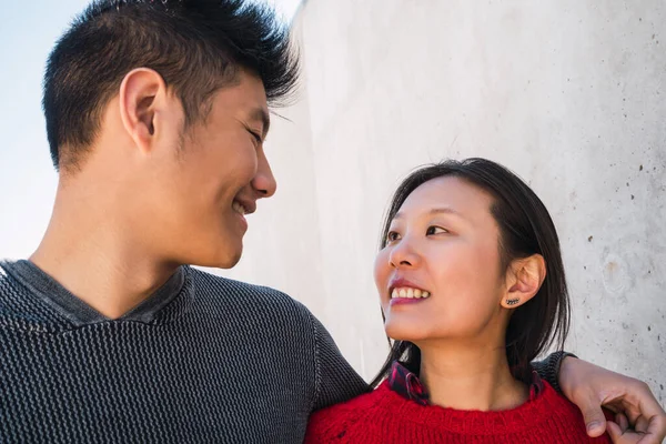 Porträt Eines Jungen Asiatischen Paares Das Sich Verliebt Umarmt Und — Stockfoto