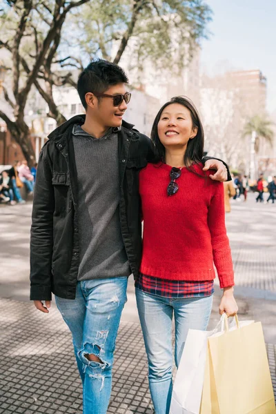 Porträt Eines Jungen Asiatischen Verliebten Paares Das Nach Dem Einkaufen — Stockfoto
