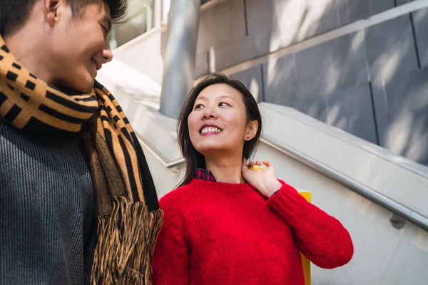 Porträt Eines Reizenden Asiatischen Paares Das Shopping Genießt Und Gemeinsam — Stockfoto