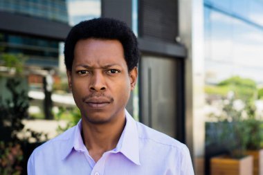 Sokakta dikilen Afro Amerikalı genç işadamının portresi. İş konsepti.