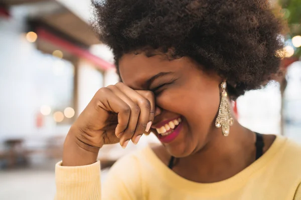 特写一个美丽的非洲裔美国女人笑着在咖啡店度过美好时光 — 图库照片