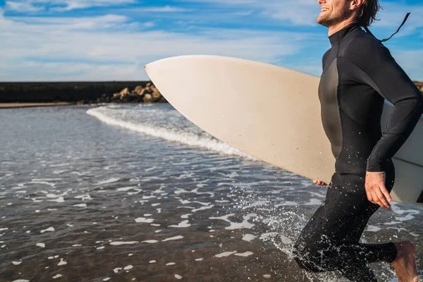 Ritratto Giovane Surfista Che Lascia Acqua Con Tavola Surf Sotto — Foto Stock