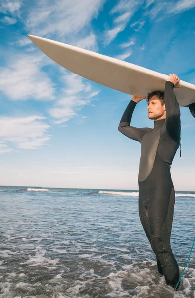 Портрет Молодого Серфера Пляжі Тримає Його Дошку Серфінгу Носить Чорний — стокове фото