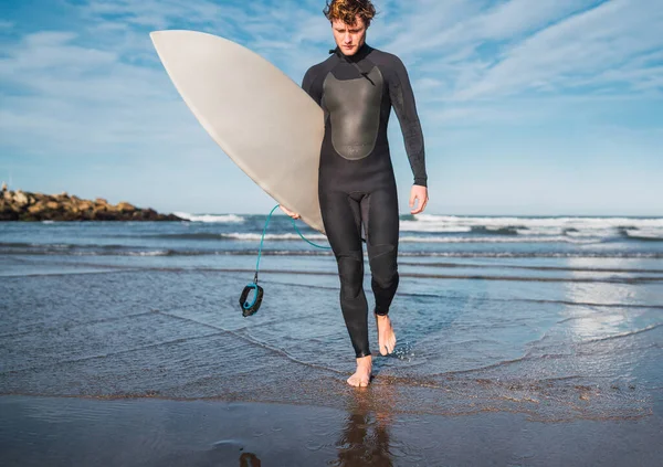Porträt Eines Jungen Surfers Der Mit Einem Surfbrett Unter Dem — Stockfoto