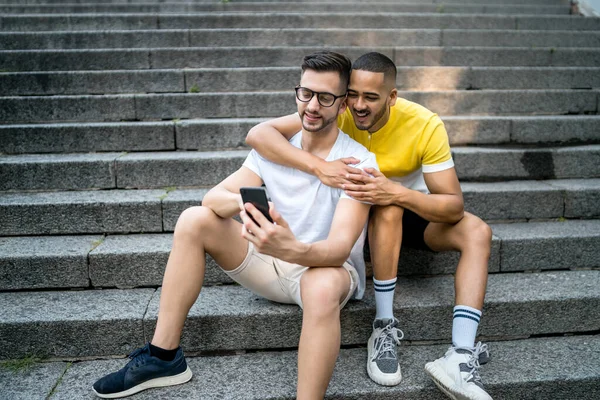 Porträtt Glada Homosexuella Par Tillbringa Tid Tillsammans Och Selfie Med — Stockfoto