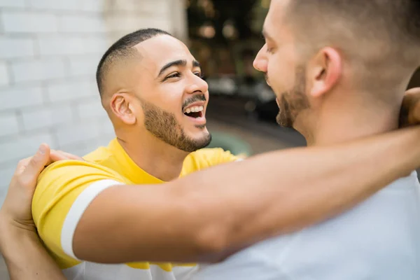 幸せなゲイのカップルの肖像画一緒に時間を過ごし 通りで抱擁 Lgbt Love Concept — ストック写真
