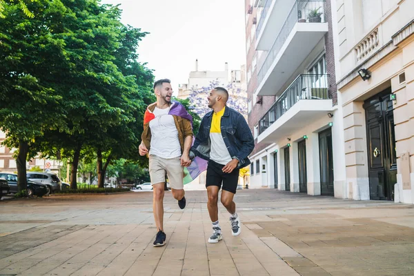 Retrato Una Joven Pareja Gay Sosteniendo Sus Manos Corriendo Junto —  Fotos de Stock