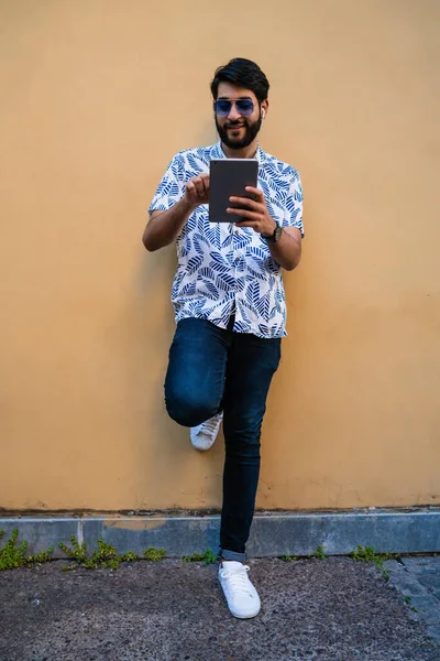 Портрет Молодого Латинского Человека Использующего Свой Цифровой Планшет Наушниками Желтой — стоковое фото