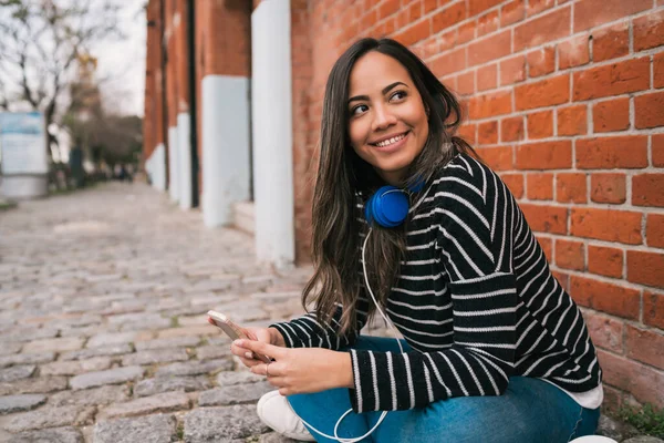 Portrét Mladé Latinské Ženy Sluchátky Mobilním Telefonem Ulici Venku — Stock fotografie
