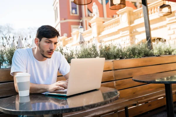 Πορτρέτο Του Νεαρού Που Χρησιμοποιεί Laptop Του Ενώ Κάθεται Καφετέρια — Φωτογραφία Αρχείου