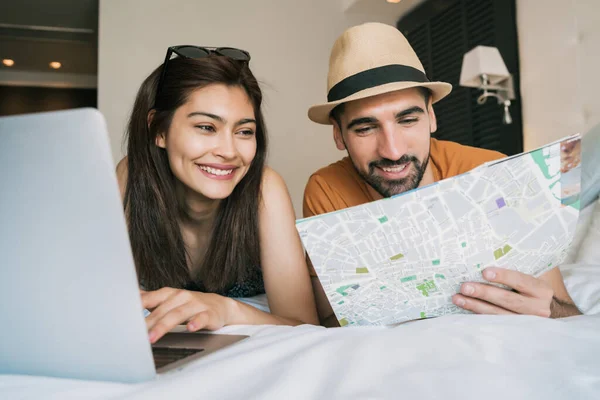 Porträt Eines Schönen Paares Das Seine Reise Mit Einem Laptop — Stockfoto