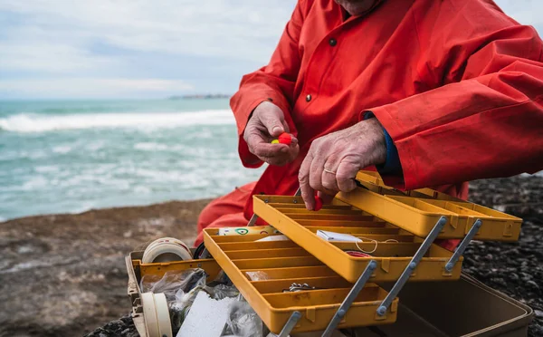 Gros Plan Pêcheur Qui Met Appât Avec Une Boîte Équipement — Photo