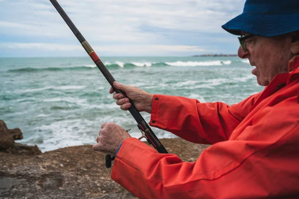 Portret Van Een Oudere Man Die Zee Vist Geniet Van — Stockfoto