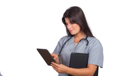 Steteskoplu ve dijital tablet kullanan genç kadın doktor portresi. Teknoloji, tıbbi ve sağlık hizmetleri konsepti. İzole edilmiş beyaz arkaplan.