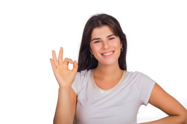 Stüdyoda hoş bir jest yapan genç bir kadının portresi. İzole edilmiş beyaz arkaplan.