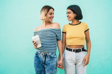 Lezbiyen çiftin birlikte vakit geçirip sevgilerini gösterdikleri portre. LGBT, aşk ve ilişki kavramı.