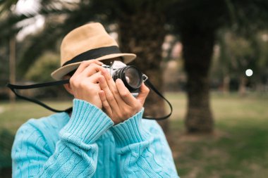 Klasik kameralı genç Asyalı turistin portresi ve sokakta birkaç fotoğraf çekimi. Seyahat kavramı.