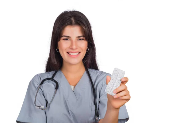Potret Dokter Wanita Muda Dengan Stetoskop Dan Memegang Pil Konsep — Stok Foto