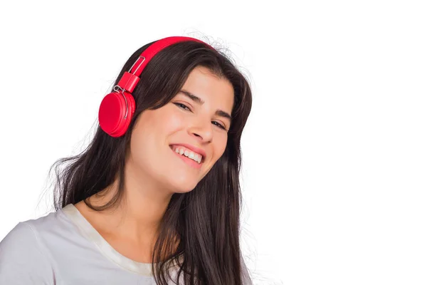 Portrét Mladé Krásné Ženy Která Poslouchá Hudbu Červenými Sluchátky Studiu — Stock fotografie