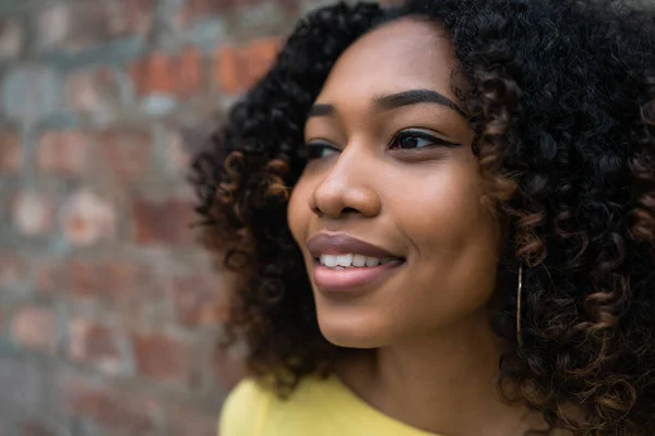 Портрет Красивой Молодой Афро Американской Женщины Вьющимися Волосами Стоящей Улице — стоковое фото