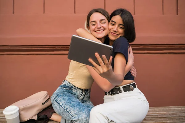 Retrato Casal Lésbico Adorável Passar Tempo Juntos Tirar Selfie Com — Fotografia de Stock