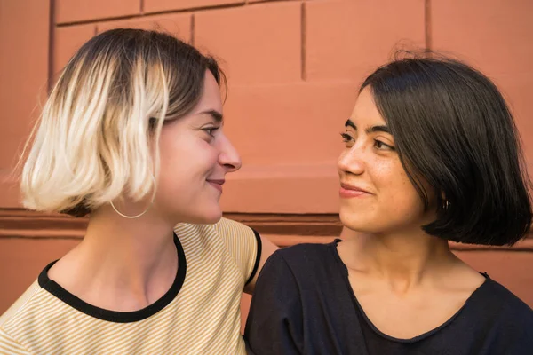 Retrato Feliz Pareja Lesbiana Pasando Tiempo Juntos Abrazándose Calle Concepto — Foto de Stock