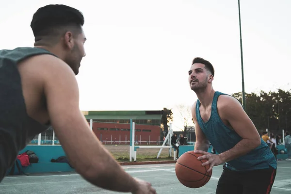 Giovani Giocatori Basket Che Giocano Uno Contro Uno Sul Campo — Foto Stock