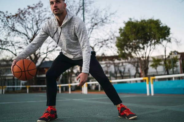 Retrato Joven Jugador Baloncesto Jugando Aire Libre Concepto Deportivo Concepto —  Fotos de Stock