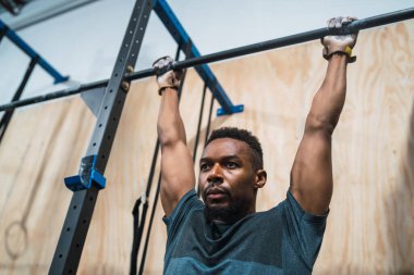 Spor salonunda egzersiz yapan bir sporcunun portresi. Spor ve sağlıklı yaşam tarzı kavramı.